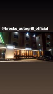 Lushnjë的住宿－Hotel Kresko，带有门诊医生再诊断标志的建筑