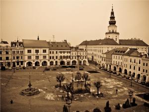 una foto en blanco y negro de una ciudad con edificios en La Fresca en Kroměříž