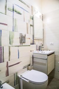 A bathroom at Borgo Angioino