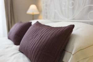ローマにあるDD ラグジュアリー ハウスのベッド(紫と白の枕付)