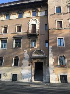 un viejo edificio con una puerta en el costado en Una finestra su Castel Sant'Angelo, en Roma