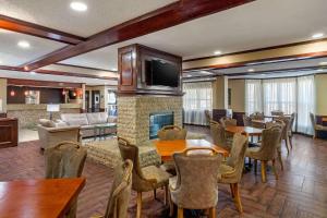 Quality Suites Addison-Dallas tesisinde bir restoran veya yemek mekanı