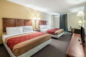 um quarto de hotel com duas camas e uma televisão em Econo Lodge em Brainerd