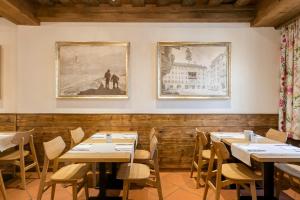 Reštaurácia alebo iné gastronomické zariadenie v ubytovaní Hotel Sailer