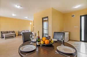 a dining room with a table with a bowl of fruit at Alex Village in Shkorpilovtsi