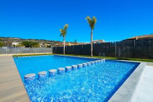 una piscina con una fila di sgabelli di Ambar a Jávea