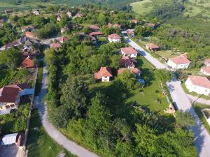 KŭrpachevoОнгъл запад的享有小村庄的空中景致,设有房屋
