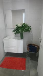 ルカートにあるLe Savannahのバスルーム(花瓶付きの白い洗面台付)