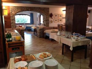 ein Restaurant mit zwei Tischen mit Speisen in der Unterkunft Hotel Triolet in Courmayeur