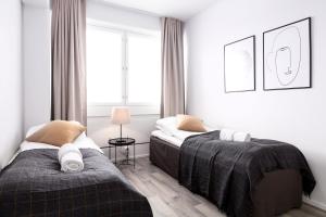 ラウマにあるForenom Serviced Apartments Rauma Kaivopuistoのベッドルーム1室(ベッド2台、窓付)