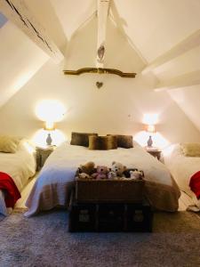 1 dormitorio con 2 camas con ositos de peluche en una maleta en La Dépendance, en Tours