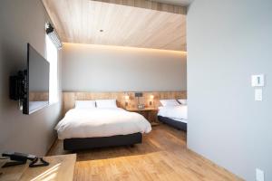 Rúm í herbergi á MASCOS HOTEL Masuda Onsen