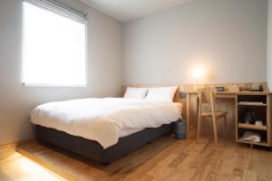Rúm í herbergi á MASCOS HOTEL Masuda Onsen