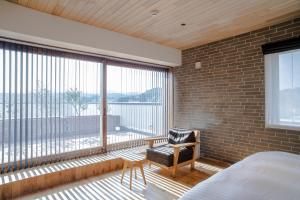 Rúm í herbergi á MASCOS HOTEL Masuda Onsen