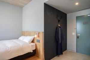 Rúm í herbergi á MASCOS HOTEL Masuda Onsen