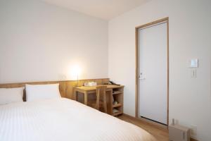 Rúm í herbergi á MASCOS HOTEL Masuda Onsen