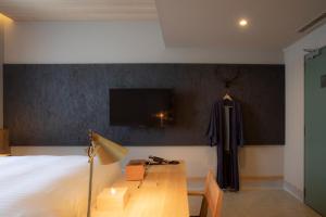 Rúm í herbergi á MASCOS HOTEL Masuda Onsen