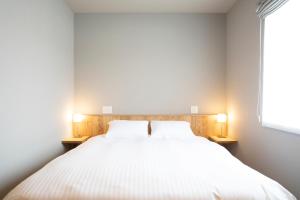 Rúm í herbergi á MASCOS HOTEL Masuda Onsen