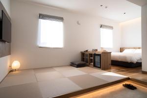 Rúm í herbergi á MASCOS HOTEL Masuda Onsen