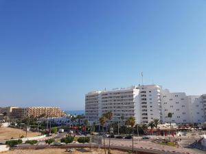 Blick auf eine Stadt mit hohen Gebäuden in der Unterkunft Maria Sea view Apartment in Sousse
