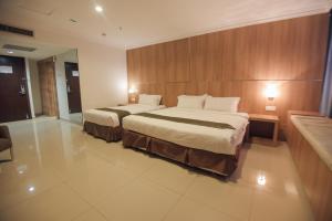 A bed or beds in a room at Hotel Sfera