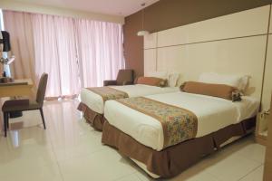 A bed or beds in a room at Hotel Sfera