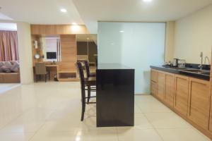 A kitchen or kitchenette at Hotel Sfera