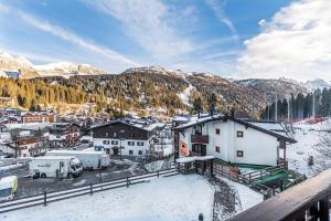 una città in montagna con la neve sul terreno di Pradalago a Madonna di Campiglio