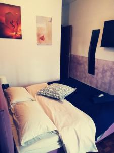 Bett in einem Zimmer mit zwei Kissen darauf in der Unterkunft Residence Vigliani in Mailand