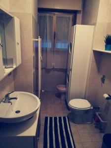 ein Bad mit einem Waschbecken, einem WC und einer Dusche in der Unterkunft Residence Vigliani in Mailand