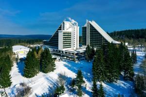 eine Luftaufnahme eines Gebäudes im Schnee in der Unterkunft AHORN Panorama Hotel Oberhof in Oberhof