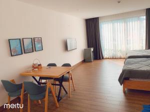 Postel nebo postele na pokoji v ubytování Nếp Apartment Hotel