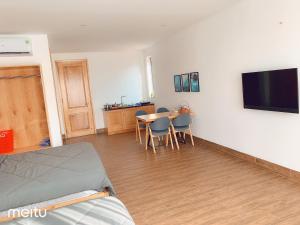 TV a/nebo společenská místnost v ubytování Nếp Apartment Hotel