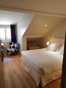 Hôtel Au Bon Coin客房内的一张或多张床位