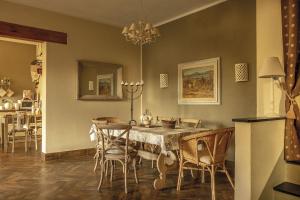 uma sala de jantar com mesa e cadeiras em Casale tra gli Ulivi em Diano San Pietro