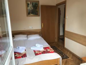 Łóżko lub łóżka w pokoju w obiekcie Pensjonat Adria