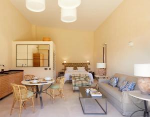 a living room with a couch and a bed at Trafalgar Polo Club in El Palmar