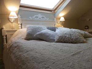 A bed or beds in a room at B&B Au Bord De La Source
