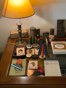 una scrivania con lampada e libri sopra di Le Residenze dei Serravallo a Trieste