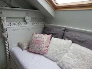 A bed or beds in a room at B&B Au Bord De La Source
