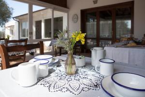 A restaurant or other place to eat at Masseria I Raffi b&b