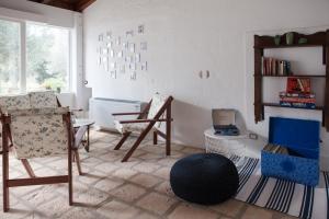 A seating area at Masseria I Raffi b&b