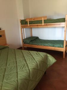 Bunk bed o mga bunk bed sa kuwarto sa Agriturismo Fiorella