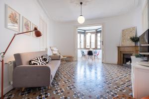 ein Wohnzimmer mit einem Sofa und einem Kamin in der Unterkunft b32-Sunny and Modernist apartment for groups in center in Barcelona