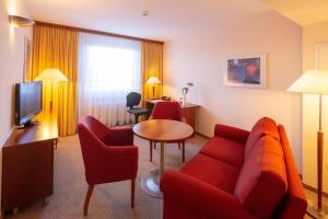 TV a/nebo společenská místnost v ubytování Globana Airport Hotel