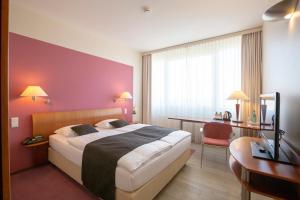 Postel nebo postele na pokoji v ubytování Globana Airport Hotel