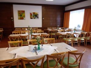 A restaurant or other place to eat at Weinhotel Rieder