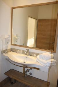 A bathroom at Weinhotel Rieder Még 16 kép