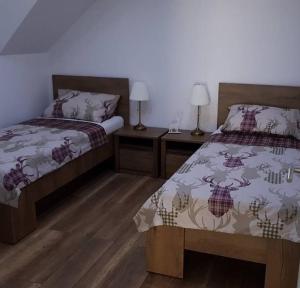Ein Bett oder Betten in einem Zimmer der Unterkunft Apartman Hubertus 5*