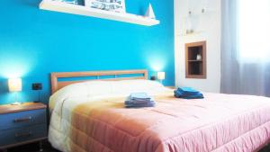 Casa San Raffaele في فيمودروني: غرفة نوم عليها سرير وفوط